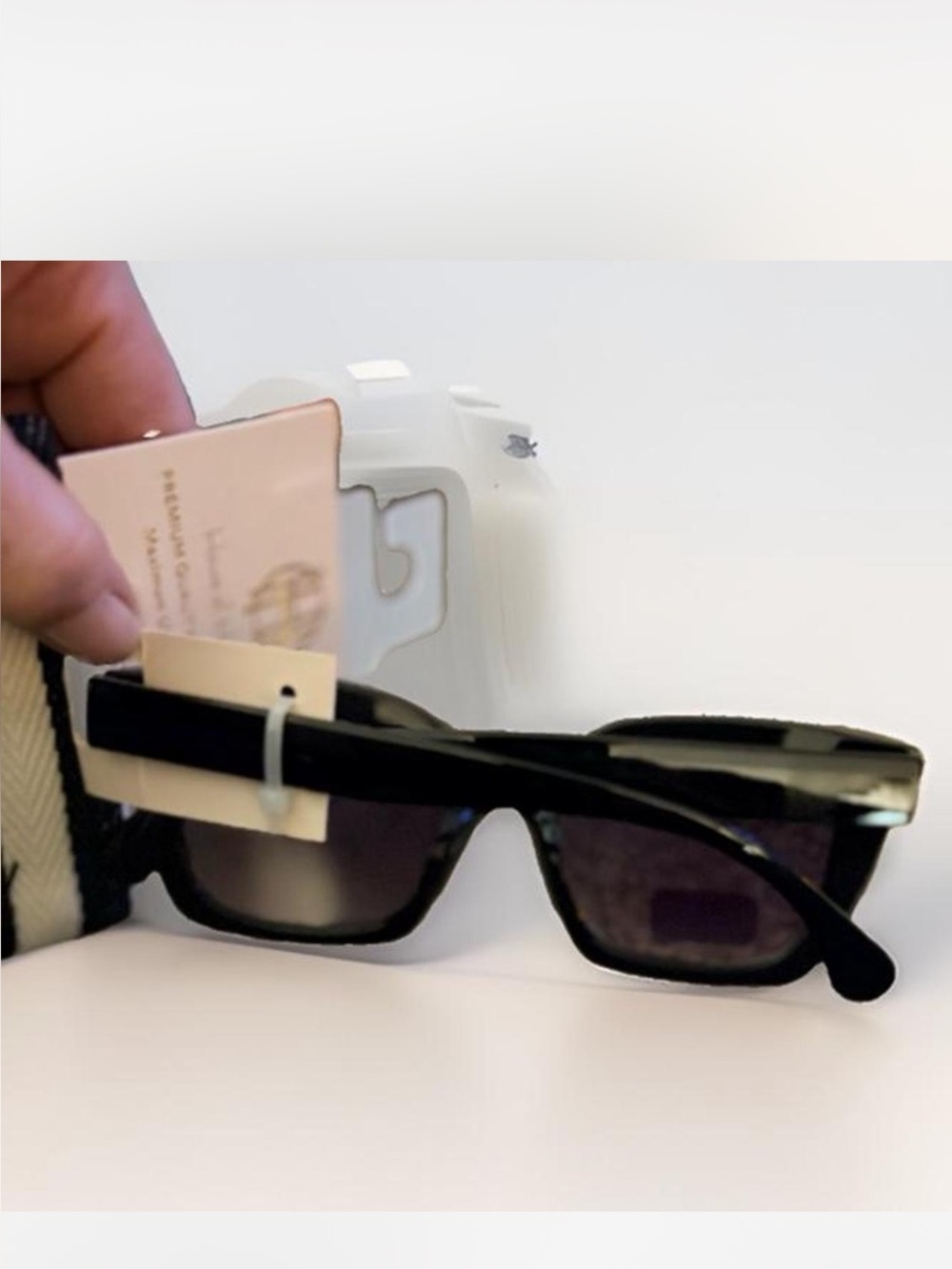 House of Harlow 1960 sunglasses thick black frame & a black and white case NWT - Picture 4 of 6